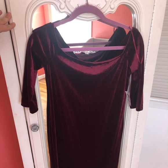 Red velvet off the shoulder dress - Picture 2 of 2